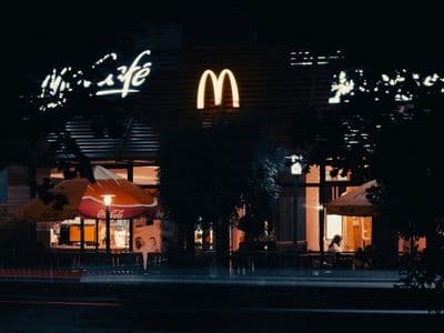 McDonald’s Extends U.S. Hours, Launches Summer Hiring Blitz