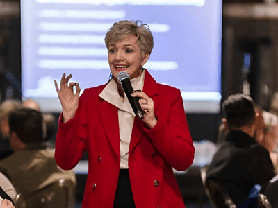 Lizette Volkwyn delivers a dynamic keynote on emotional intelligence, self-discovery, and leadership to an engaged, professional audience.