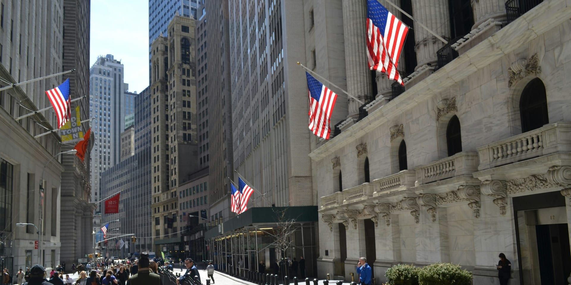 Wall Street Rallies as Geopolitical Tensions Ease and Fed Signals Possible Rate Cuts