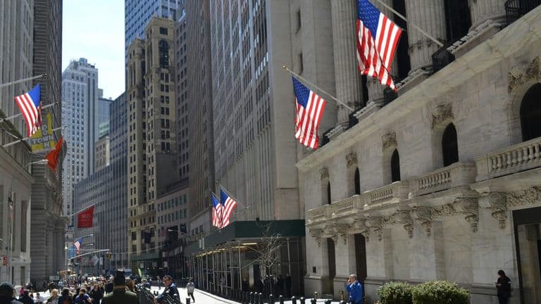 Wall Street Rallies as Geopolitical Tensions Ease and Fed Signals Possible Rate Cuts