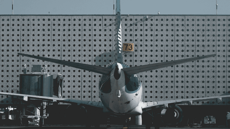 FAA Abruptly Closes and Reopens El Paso Airspace, Disrupting Flights and Raising Operational Questions