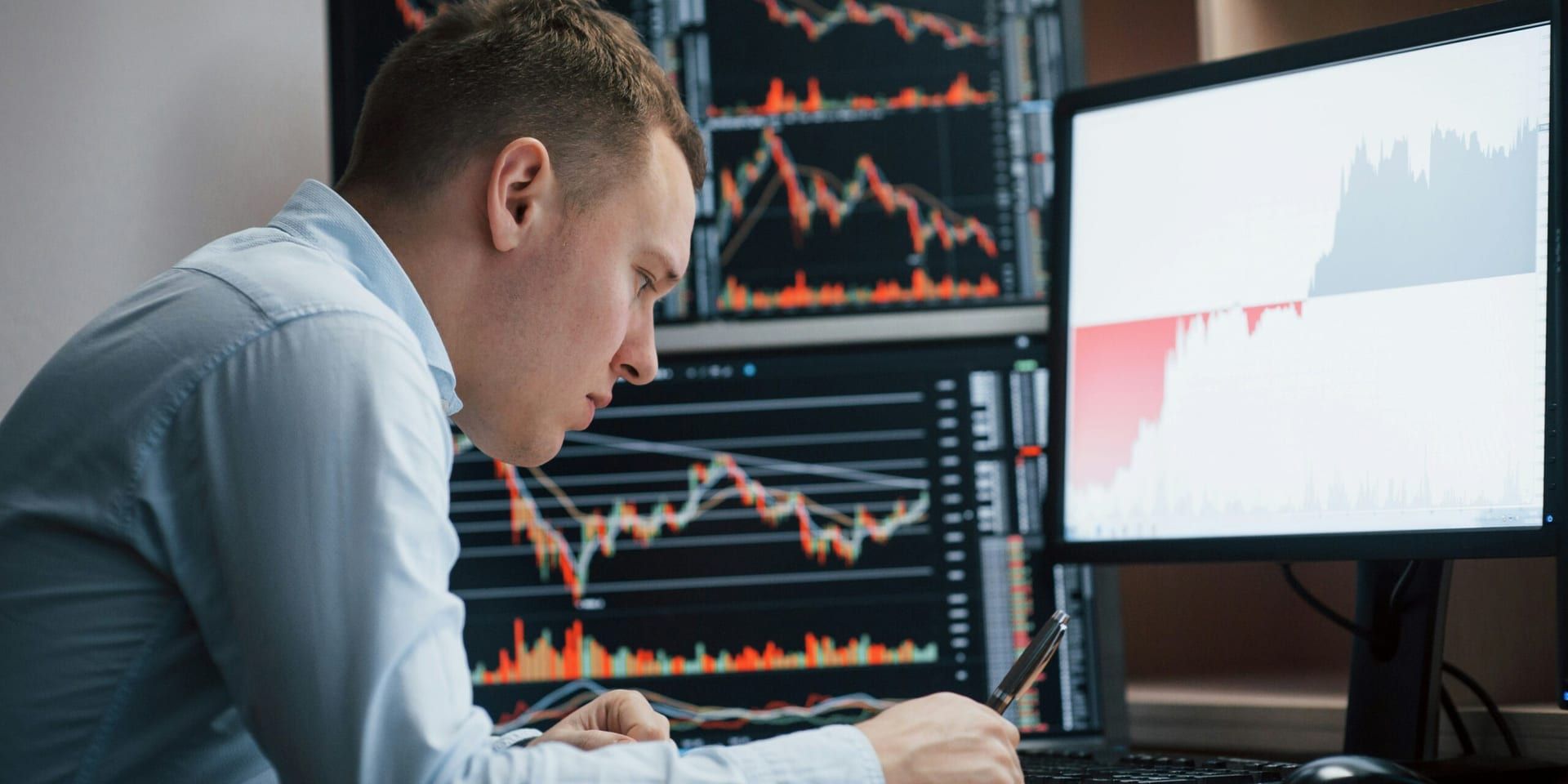 Major Stock Indexes Close Lower Amid Earnings Reports and Trade Tensions
