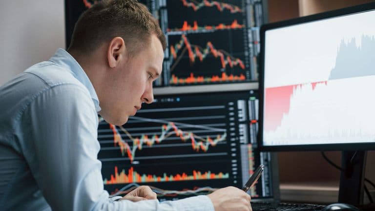 Major Stock Indexes Close Lower Amid Earnings Reports and Trade Tensions