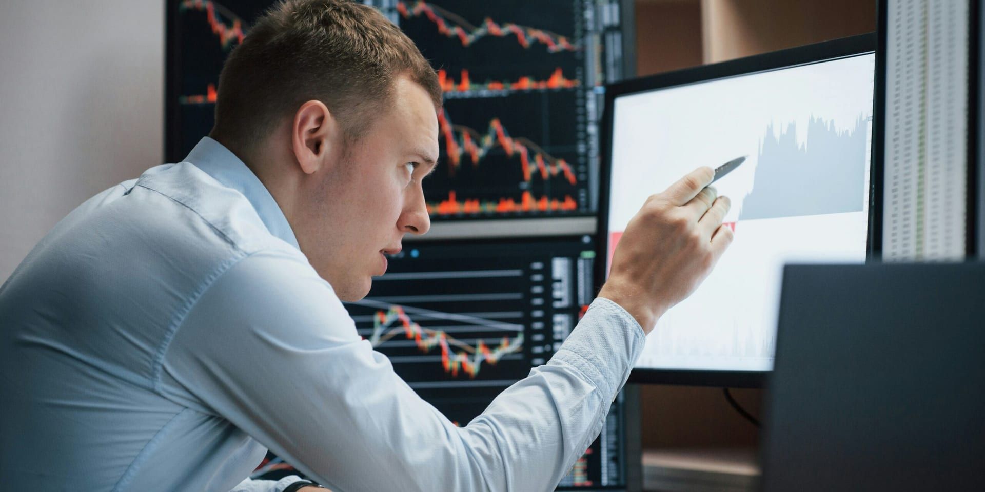 U.S. Stock Market Shows Mixed Performance Amid Economic Concerns