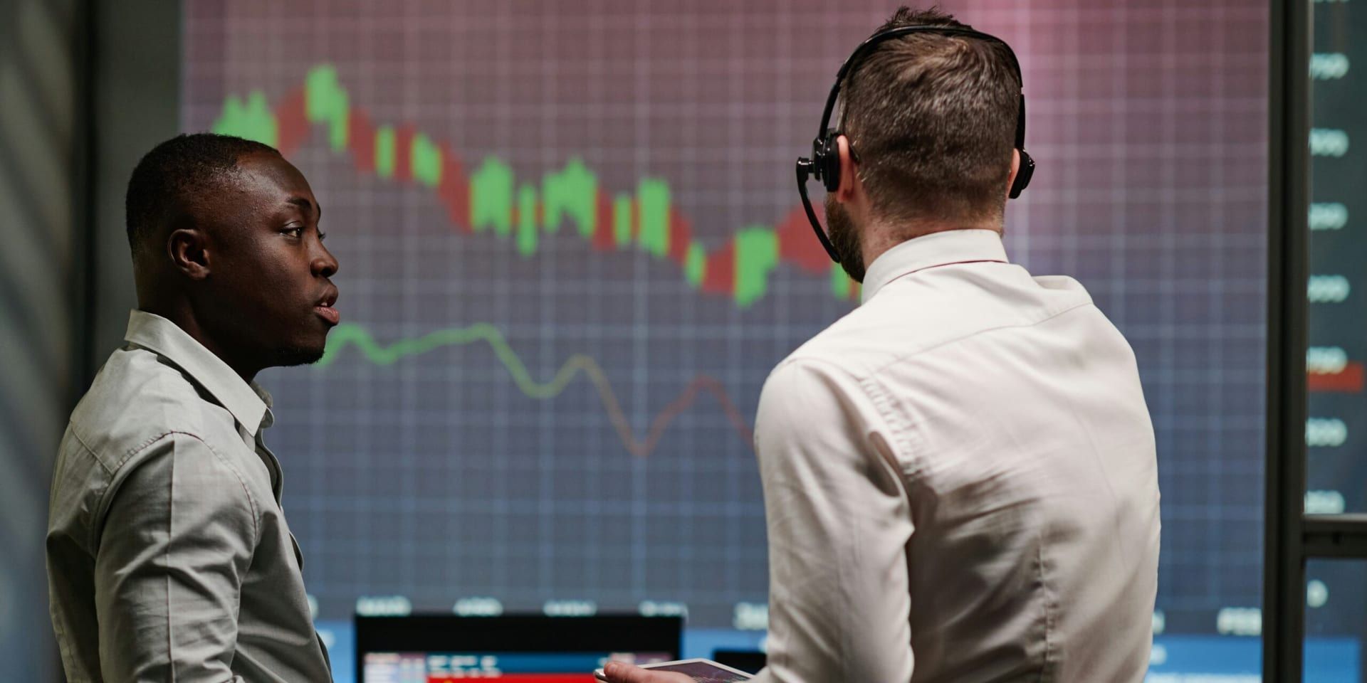 U.S. Markets Mixed as Tech Stocks Rally, Economic Data Weighs on Sentiment