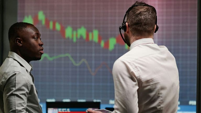 U.S. Markets Mixed as Tech Stocks Rally, Economic Data Weighs on Sentiment