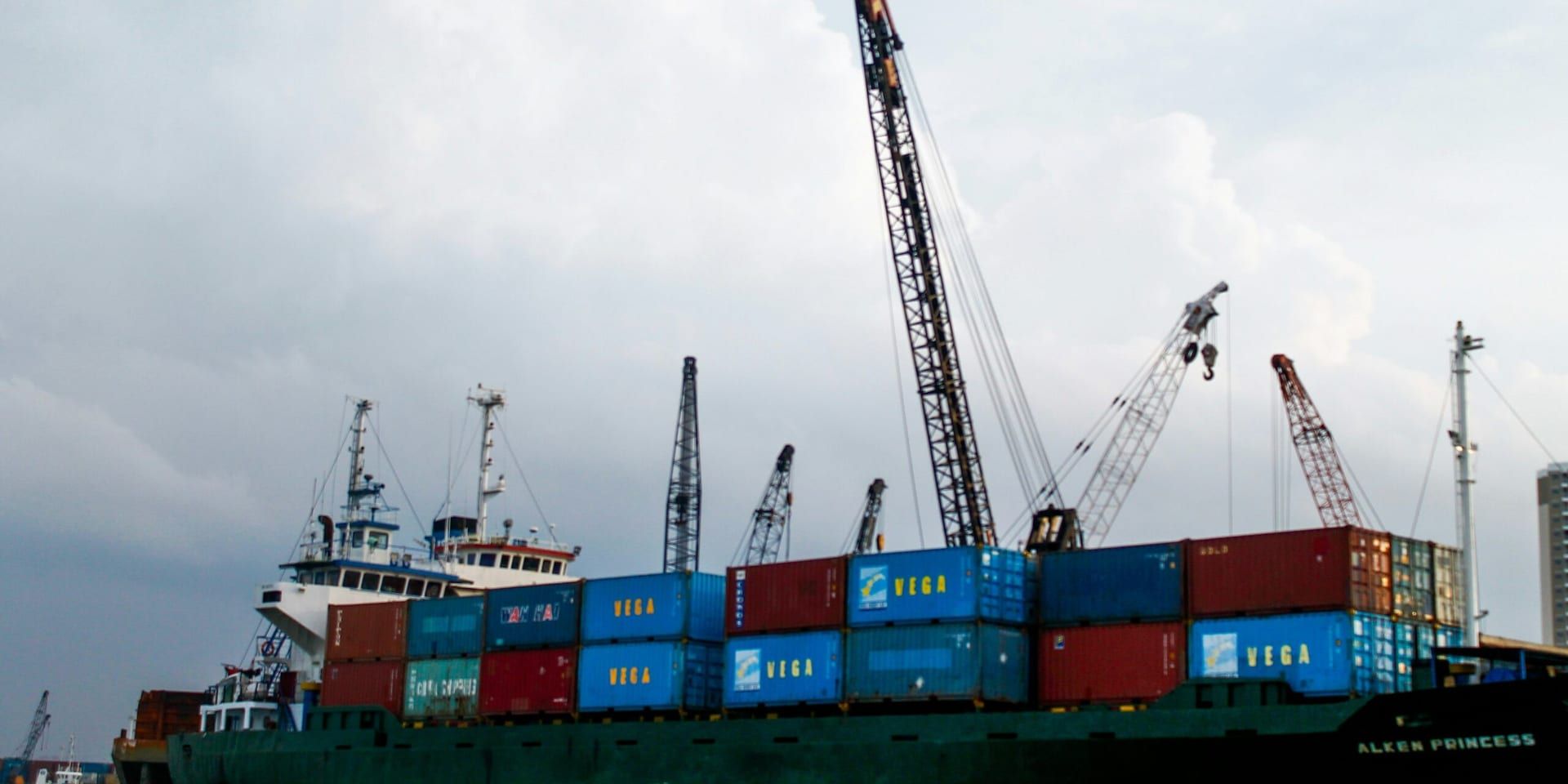 U.S. Business Lobby Presses White House to Reverse China Export Rule Over Competitiveness Concerns