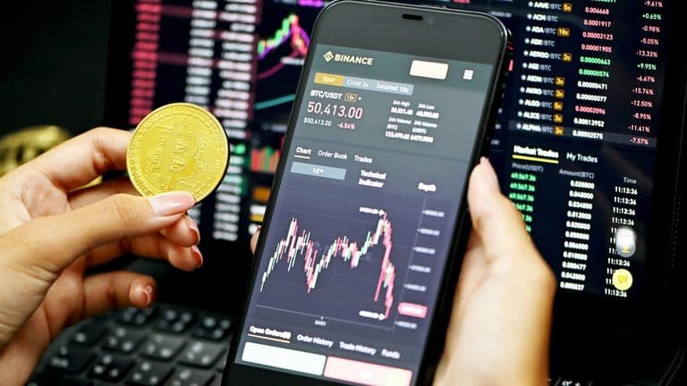 U.S. Tariff Signals Spur Diverging Markets; Bitcoin Climbs to New High