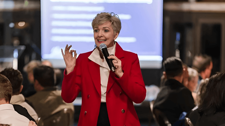 Lizette Volkwyn delivers a dynamic keynote on emotional intelligence, self-discovery, and leadership to an engaged, professional audience.
