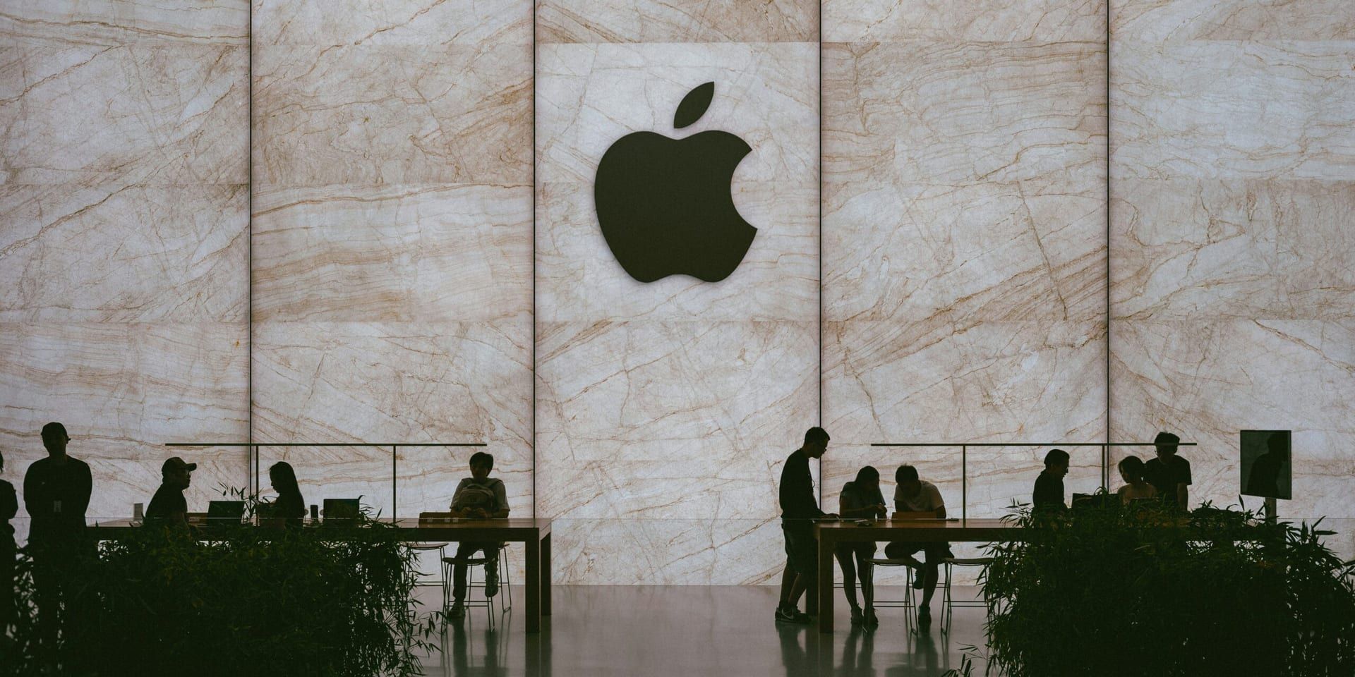 Meta Poaches Apple’s Top AI Executive in High-Stakes Talent War
