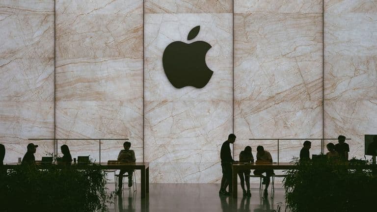 Meta Poaches Apple’s Top AI Executive in High-Stakes Talent War